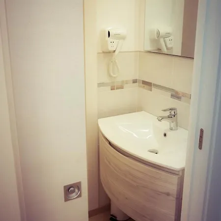 Residence Neverin City Center With Garage Near Piazza Unita & Train Station شقة *