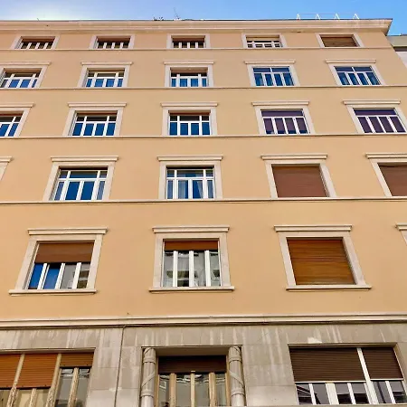 Residence Neverin City Center With Garage Near Piazza Unita & Train Station Apartamento