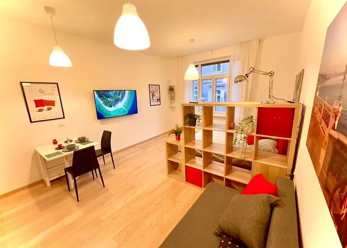 Residence Neverin Luxury-Apartments with Garage- close to Piazza Unità&Train Station Appartement