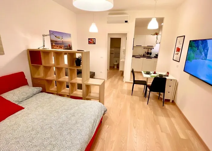 Apartment Neverin Center With Garage Near Piazza Unita & Train Station Trieste