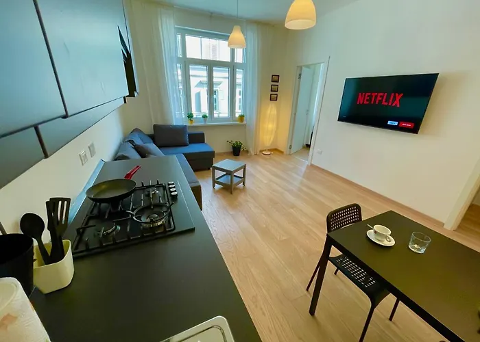 Neverin Center With Garage Near Piazza Unita & Train Station Apartment