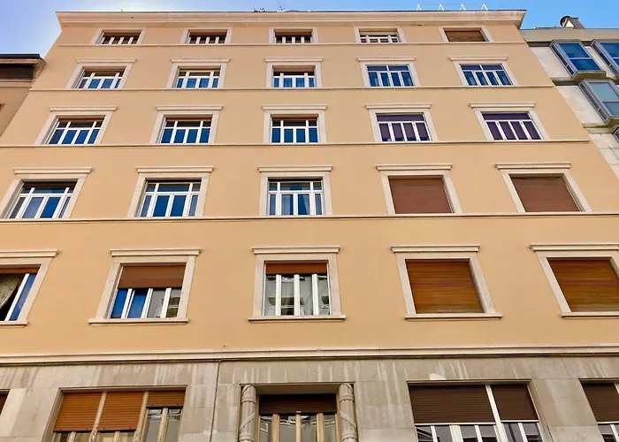 Neverin Center With Garage Near Piazza Unita & Train Station Apartment
