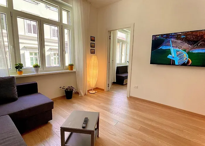 Neverin Center With Garage Near Piazza Unita & Train Station Apartment *