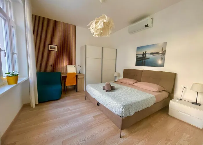 Neverin Center With Garage Near Piazza Unita & Train Station Apartment Trieste