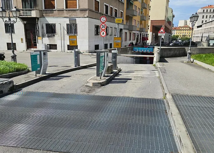 Neverin Center With Garage Near Piazza Unita & Train Station Trieste